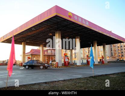 ---- Blick auf eine Tankstelle der CNPC (China National Petroleum Corporation), Muttergesellschaft von PetroChina, in Heihe Stadt, im Nordosten Chinas Heilongjia Stockfoto