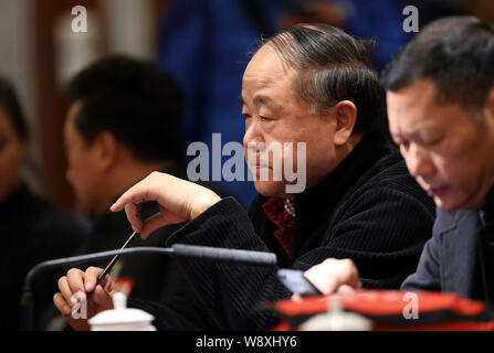 Chinesische Schriftsteller Mo Yan, Mitte, der Gewinner des Nobelpreises 2012 in Literatur, wartet auf einem Panel Diskussion während der zweiten Sitzung des 12 N Stockfoto