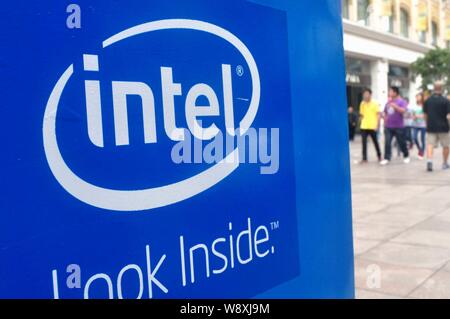 ---- Fußgänger vorbei an einer Werbung für Intel in Shanghai, China, 7. September 2013. Intel Corp., kämpfen zu brechen in den Markt für Stockfoto