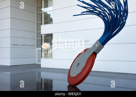 Eingang zu Norton Museum für Kunst in West Palm Beach, Florida mit pop Skulptur Schreibmaschine Radierer/Skala X von Claes Oldenberg und Coosje Van Bruggen. Stockfoto