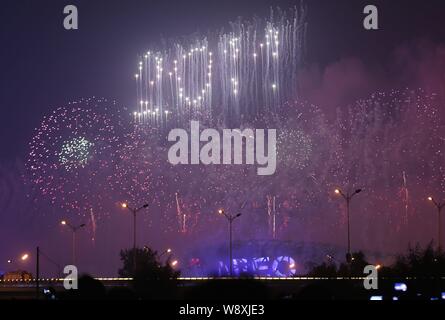 Feuerwerk über dem National Stadium, auch als der Bird's Nest, für APEC China 2014 in Peking, China, 10. November 2014 bekannt explodieren. Stockfoto