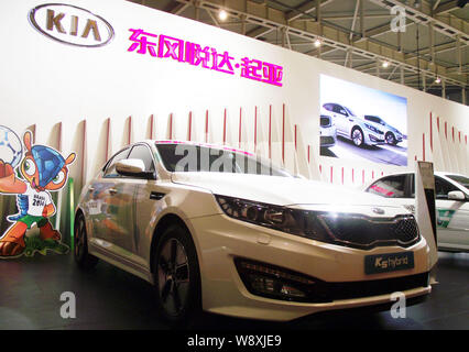 ---- Ein Kia K5 Hybrid ist auf dem Stand von Kia während ein Automobil Ausstellung in Nanjing city angezeigt, East China Jiangsu Provinz, 24. März 2014. Stockfoto