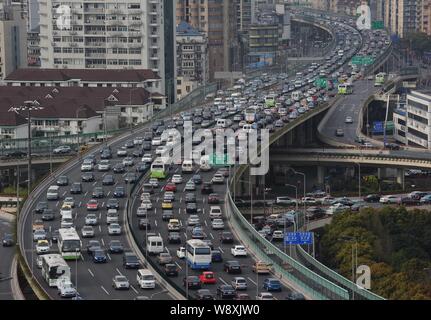 Massen von Fahrzeugen bewegen Sie langsam bei einem Stau auf der erhöhten Inner Ring Road in Shanghai, China, 30. März 2013. Stockfoto