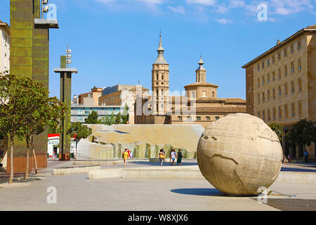 ZARAGOZA, Spanien - 1. JULI 2019: Plaza del Pilar mit stadtbild von Zaragoza Stockfoto