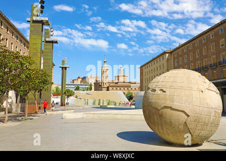 ZARAGOZA, Spanien - 1. JULI 2019: Plaza del Pilar mit stadtbild von Zaragoza Stockfoto