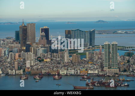 ---- Blick von Casinos, Wohnhäusern und Wohnanlagen in Macau, China, 18. Juni 2013. Macau verringert die maximale Anzahl von Tagen, die tha Stockfoto