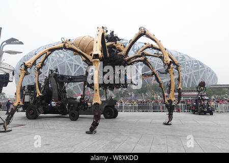 Eine Spinne Skulptur ist vor der Bird's Nest Stadion auf dem Olympic Green Park angezeigt, während einer Probe der Parade der 50. Ein zu feiern. Stockfoto