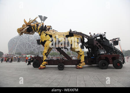 Das Pferd - Drache die Skulptur befindet sich vor der Bird's Nest Stadion auf dem Olympic Green Park angezeigt, während einer Probe der Parade zu feiern. Stockfoto