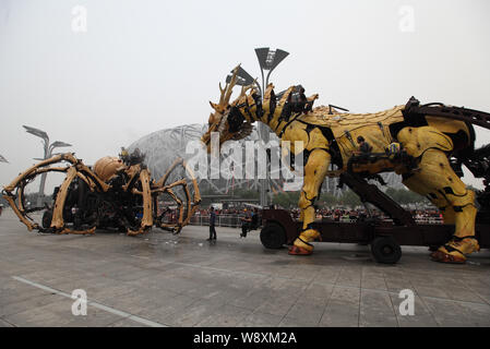 Das Pferd - dragon Skulptur, rechts, und eine Spinne Skulptur vor der Bird's Nest Stadion auf dem Olympic Green Park angezeigt während einer rehears Stockfoto