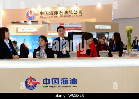 ---- Mitarbeiterinnen und Mitarbeiter sind am Stand der China National Offshore Oil Corporation (CNOOC) während des 14 China International Petroleum & Petrochemic gesehen Stockfoto