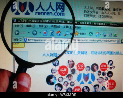 ---- Einen chinesischen Netizen durchsucht die Website von Online Social Networking Site renren.com in Chongqing, China, 24. Mai 2014. Renren, das soziale Netz Stockfoto