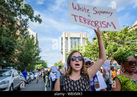 New York, USA. 11 Aug, 2019. New York Bewohner, Aktivisten, die Organisatoren, und gewählte Beamte hielt eine Kundgebung an Adam Clayton Powell Jr. Bürogebäude am 11. August 2019, bevor Sie sich auf einen Marsch, der stoppt bei Frederick Douglas Kreis, Museum der Naturgeschichte, Columbus Circle und gipfelt im Trump Tower; eine Warnung an Stadt- und Staatsbeamte zu lange Adresse - ständigen Ausgaben öffentlicher Desinvestition, institutionellen Rassismus und Kriminalisierung von Armut. Credit: Erik McGregor/ZUMA Draht/Alamy leben Nachrichten Stockfoto