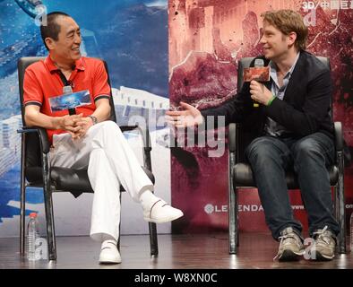 Der britische Regisseur Gareth Edwards, rechts, spricht wie der chinesische Regisseur Zhang Yimou lächelt während ein Dialog an der Beijing Film Academy in Peking, China, 11. Stockfoto