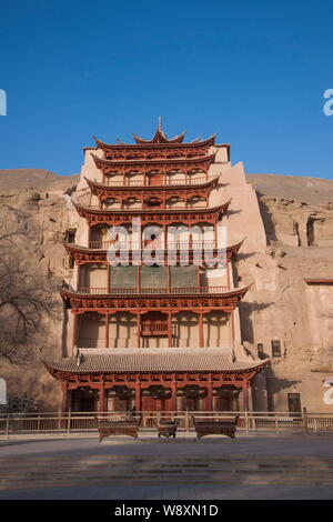 ---- Blick auf die Mogao Grotten oder Mogao Grotten in Dunhuang, Nordwestchina Provinz Gansu, 14. Februar 2013. Der renommierte Mogao Grotten, die von der UNESCO zum Stockfoto