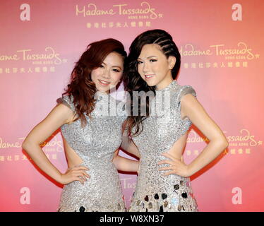 Hong Kong Sänger Gloria Tang Tsz-kei, Links, besser von ihr Name G.E.M. bekannt, wirft mit der wachsfigur von ihr bei Madame Tussauds in Hongkong, C Stockfoto