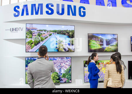 ---- Besucher Blick auf Ultra High Definition TV (UHD) am Stand von Samsung während das Gerät World Expo (AWE) 2014 in Shanghai, China, 20 Mar Stockfoto