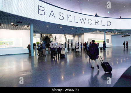 Menschen besuchen die Weltmesse für Uhren und Schmuck BASELWORLD 2014 in Basel, Schweiz, 26. März 2014. Der weltgrößte Watch fair am Mittwoch (2 geöffnet Stockfoto