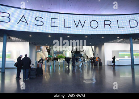 Menschen besuchen die Weltmesse für Uhren und Schmuck BASELWORLD 2014 in Basel, Schweiz, 26. März 2014. Der weltgrößte Watch fair am Mittwoch (2 geöffnet Stockfoto
