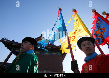 Animateure verkleidet in den Kostümen der Qing Dynastie (1644 - 1911) nehmen Sie Teil in einem alten Royal himmel Gottesdienst Feier zum chinesischen Neujahrsfest Stockfoto