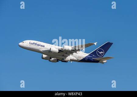 Frankfurt Deutschland 11.08.19 Lufthansa Airbus A380 4 - Motor Jet Airliner an der Fraport Flughafen Abflug ab. Stockfoto