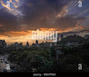 ---- Skyline der Wolkenkratzer und Mehrfamilienhäuser bei Sonnenuntergang in Chongqing, China, 26. Juli 2014. Chongqing ist als ein Berg Stadt bekannt. Es ist ein p Stockfoto