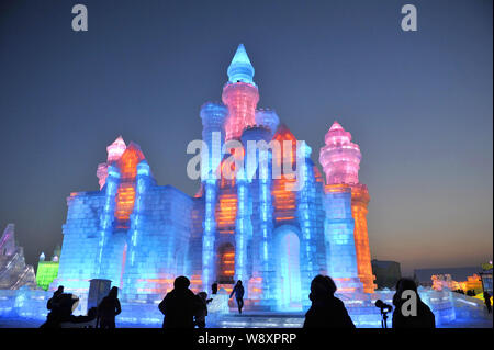 Die Besucher gehen Vergangenheit Eisskulpturen bei Eis und Schnee der Welt in der Stadt Harbin, Provinz Heilongjiang im Nordosten Chinas, 22. Dezember 2014. Stockfoto