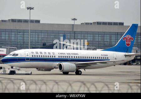 ---- Ein Flugzeug von China Southern Airlines ist am Internationalen Flughafen Shanghai Hongqiao in Shanghai, China, 7. Juli 2012 gesehen. China Southern Ai Stockfoto