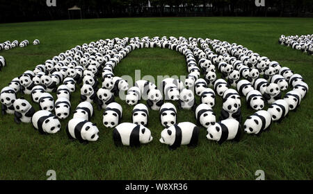 Teil der 1.600 Papier pandas Erstellt von französischen Künstlers Paulo Grangeon sind im Victoria Park während der 1600 Pandas World Tour Ausstellung angezeigt in Stockfoto