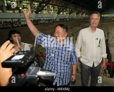 Chinesische Schriftsteller Mo Yan, Mitte, der Gewinner des Nobelpreises 2012 in Literatur, Wellen, wie Er und der französische Schriftsteller J.M.G. Le Cl ¨ ¦ Zio, der Sieger der 20. Stockfoto