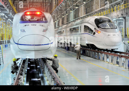 Chinesische Techniker untersuchen CRH (China Railway High speed) Bullet Zug Maintenance Station in Nanjing City, East China Jiangsu Provinz, 14 Ja Stockfoto