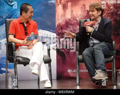 Der britische Regisseur Gareth Edwards, rechts, spricht wie der chinesische Regisseur Zhang Yimou lächelt während ein Dialog an der Beijing Film Academy in Peking, China, 11. Stockfoto