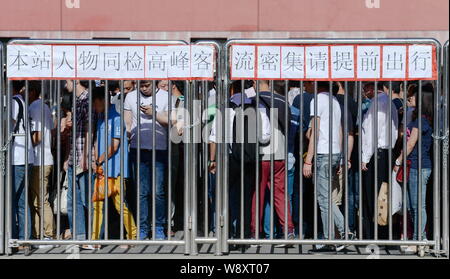 Eine Masse von Fluggästen auf Warteschlange durch Security Check in einer U-Bahnstation in Peking, China, 26. Mai 2014. U-Bahn Passagiere in Peking wird ha Stockfoto