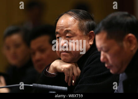 Chinesische Schriftsteller Mo Yan, Mitte, der Gewinner des Nobelpreises 2012 in Literatur, wartet auf einem Panel Diskussion während der zweiten Sitzung des 12 N Stockfoto