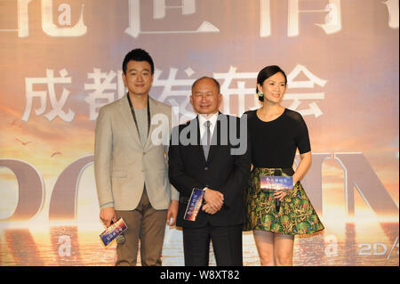 (Von links) Chinesische Schauspieler Tong Dawei, Hong Kong Regisseur John Woo und chinesische Schauspielerin Zhang Ziyi stellen während einer Pressekonferenz für ihren neuen Film "T Stockfoto