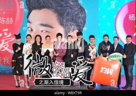 (Von links) chinesischen Schauspielerinnen, Jiang Wu Mochou Ruijia und Wang Ji, Hong Kong Schauspielerin Angelababy, chinesische Schauspieler er Chen, Direktor Gu Changwei, Schauspieler Z Stockfoto