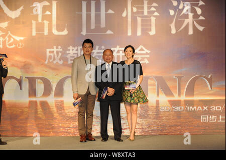 (Von links) Chinesische Schauspieler Tong Dawei, Hong Kong Regisseur John Woo und chinesische Schauspielerin Zhang Ziyi stellen während einer Pressekonferenz für ihren neuen Film "T Stockfoto