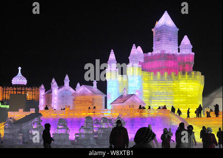 Die Besucher gehen Vergangenheit Eisskulpturen bei Eis und Schnee der Welt in der Stadt Harbin, Provinz Heilongjiang im Nordosten Chinas, 22. Dezember 2014. Stockfoto