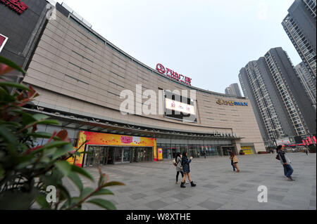 ---- Blick auf eine Wanda Plaza von Wanda Gruppe in Luoyang City, Central China Provinz Henan, 11. Oktober 2014. Dalian Wanda Gewerbe Stockfoto