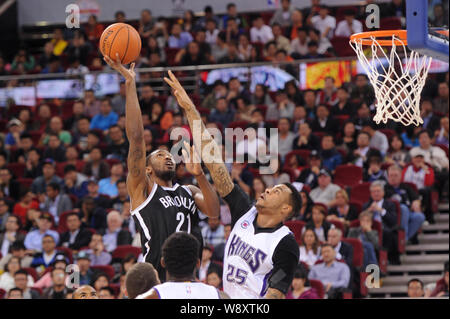 Eric Moreland der Sacramento Kings, rechts, versucht einen Schuß von Cory Jefferson von Brooklyn Netzen während ein NBA Spiel Ausstellung in Peking, China, 15 zu blockieren Stockfoto