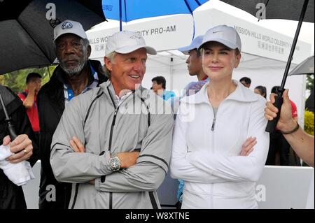 Die australische Schauspielerin Nicole Kidman, Recht, Haltungen mit Australischen golfer Greg Norman, Links, und amerikanische Schauspieler Morgan Freeman, zurück, während der 2014 Miss Stockfoto