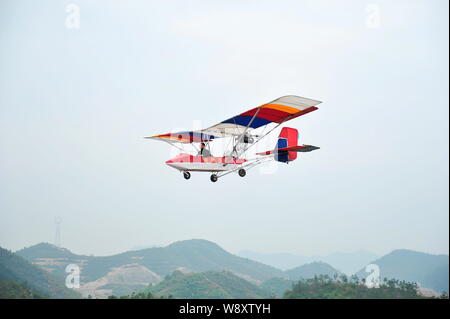 Pensionierte chinesischen Arzt Jin Shaozhi fliegt seine chinesischen Honigbiene-3C super leichtes Flugzeug in Jinyun County, Lishui Stadt, der ostchinesischen Provinz Zhejiang, Stockfoto