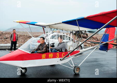 Pensionierte chinesischen Arzt Jin Shaozhi, Links, beginnt seine chinesischen Honigbiene-3C super leichtes Flugzeug ein Videofilmer auf einem Highway unter constructio durchführen Stockfoto