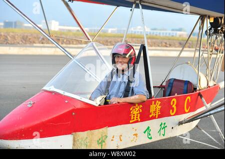 Pensionierte chinesischen Arzt Jin Shaozhi sitzt in seinem chinesischen Honigbiene-3C super leichtes Flugzeug auf einer Autobahn im Bau in Jinyun County, Lishui cit Stockfoto