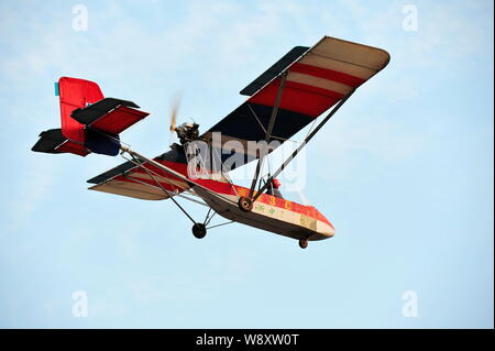 Pensionierte chinesischen Arzt Jin Shaozhi fliegt seine chinesischen Honigbiene-3C super leichtes Flugzeug in Jinyun County, Lishui Stadt, der ostchinesischen Provinz Zhejiang, Stockfoto