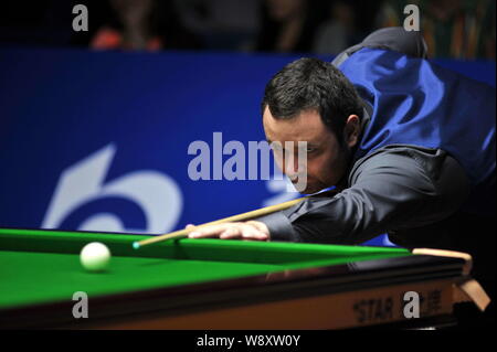 Stephen Maguire von Schottland spielt einen Schuß gegen Alan McManus Schottlands während der zweiten Runde der 2014 World Snooker Shanghai Masters i Stockfoto