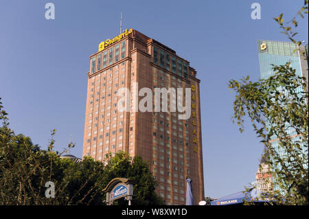 ---- Blick auf das Pudong Shangri-La Hotel im Finanzviertel Lujiazui in Pudong, Shanghai, China, 3. Oktober 2014. Shangri-La Asia Ltd., ein Stockfoto