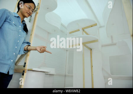 Ein Student zeigt ein 4-square-Meter Haus Prototyp an der Universität in Yangzhou Yangzhou Stadt, im Osten der Provinz Jiangsu, China, 10. September 2014. Könnte yo Stockfoto