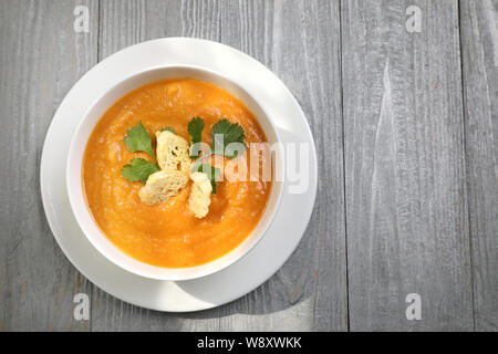 Reich an pflanzlichen Proteinen Linsensuppe pürieren. Kopieren Sie Platz Stockfoto