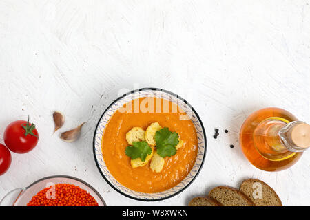 Reich an pflanzlichen Proteinen Linsensuppe Püree mit Croutons, Getreide und Brot. Auf einem weißen strukturierten Hintergrund. top anzeigen. kopieren. Stockfoto