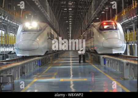 Zwei CRH (China Railway High speed) bullet Züge sind dargestellt in der Maintenance Station für ein Gesamtsystem Prüfung in Chongqing, China, 26. Juni Stockfoto